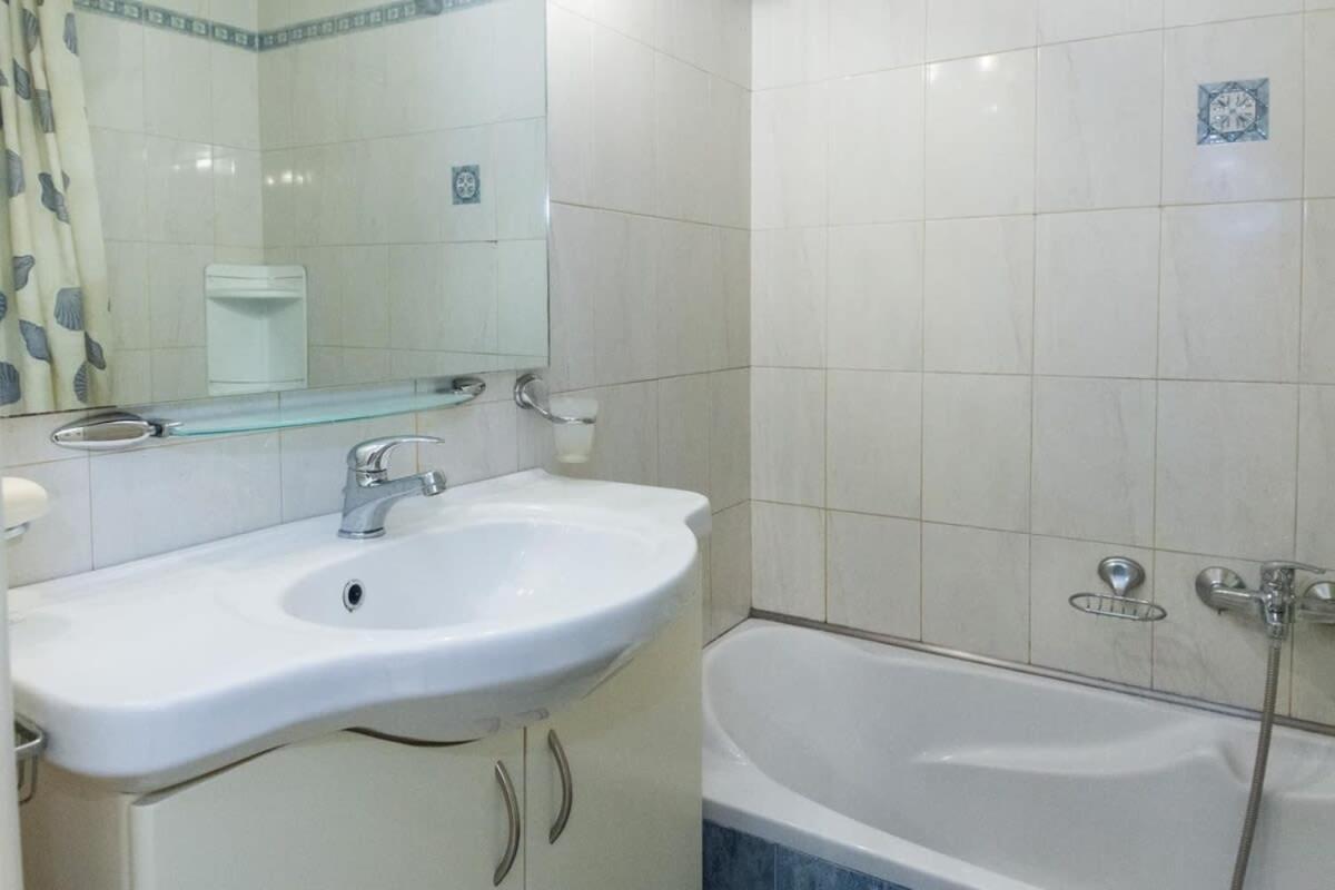 Scenic Balcony Apt In Vibrant Petralona เอเธนส์ ภายนอก รูปภาพ
