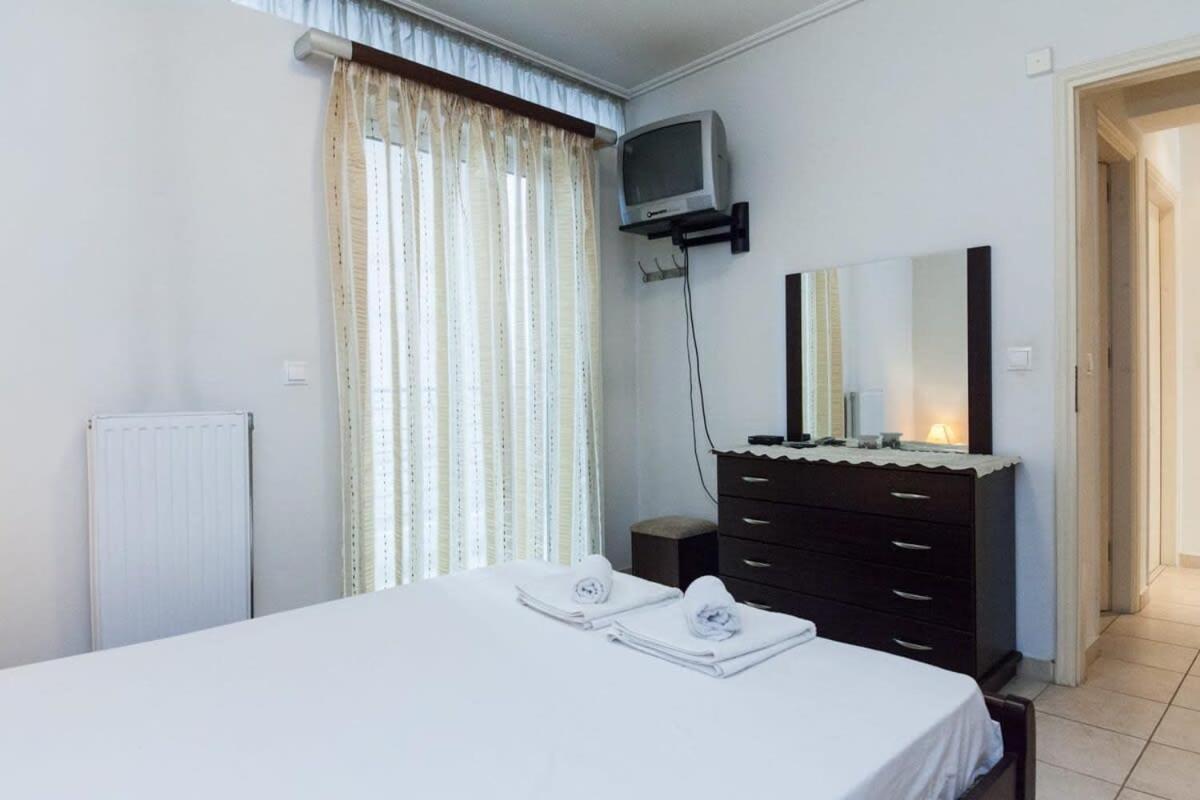 Scenic Balcony Apt In Vibrant Petralona เอเธนส์ ภายนอก รูปภาพ