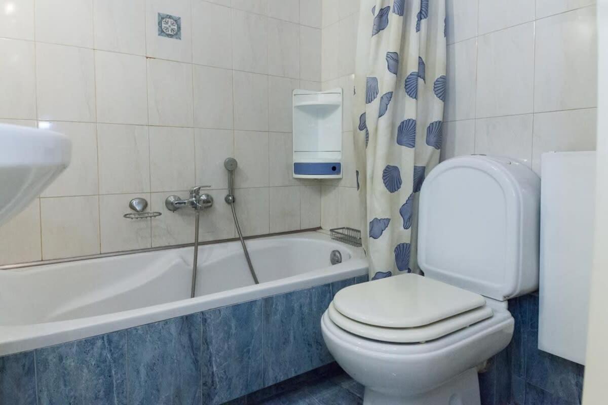 Scenic Balcony Apt In Vibrant Petralona เอเธนส์ ภายนอก รูปภาพ